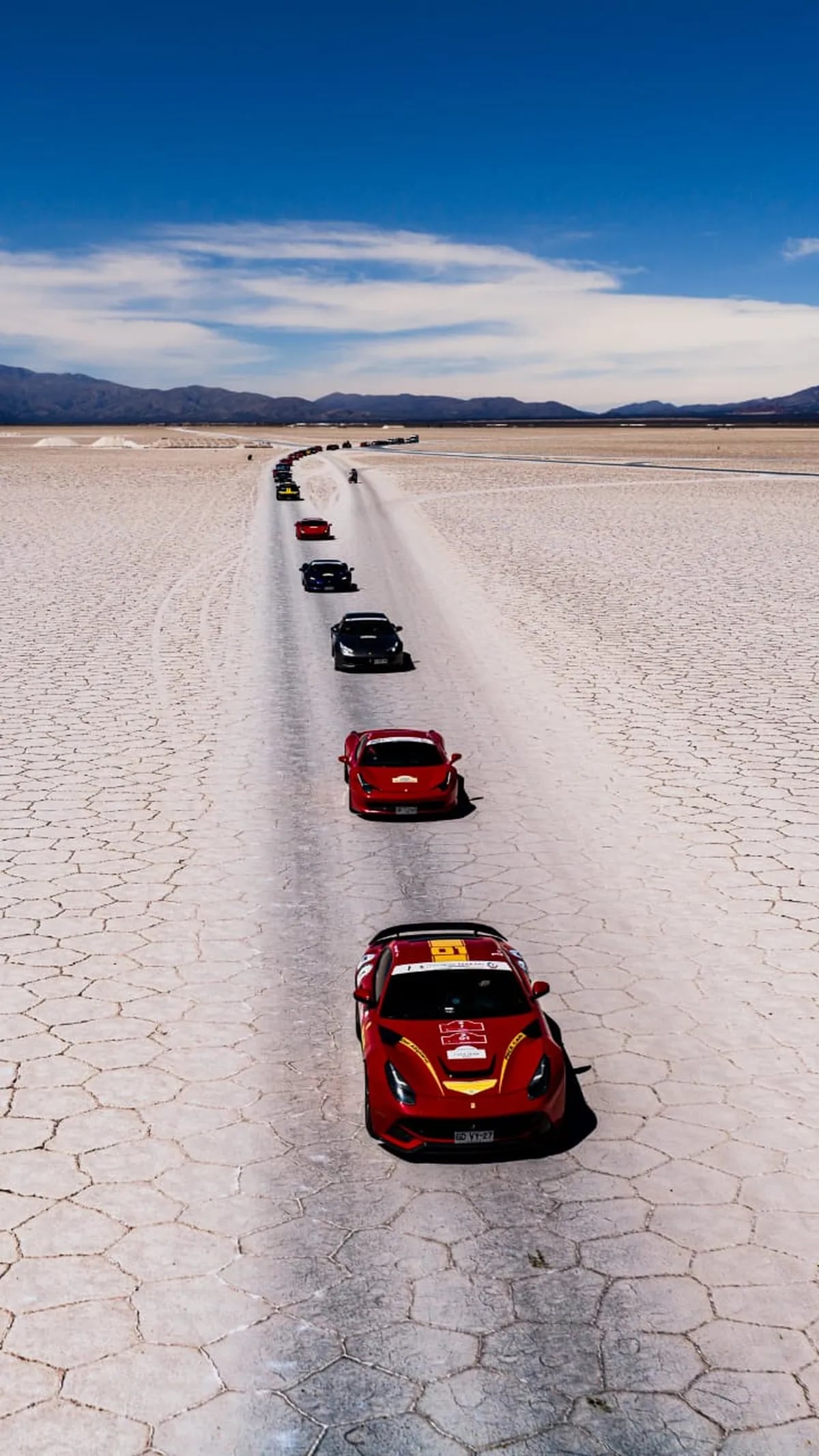 Más de treinta automóviles de la prestigiosa marca italiana Ferrari estuvieron en las Salinas Grandes de Jujuy, deleitando la vista turistas y fanáticos jujeños del Cavallino Rampante.