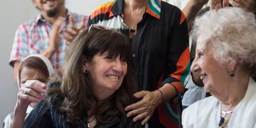 Adriana Moyano, tía materna de la nieta número 127 junto a la titular de Abuelas de Plaza de Mayo, Estela de Carlotto. Gentileza