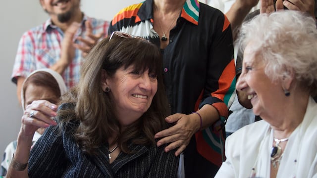Adriana Moyano, tía materna de la nieta número 127 junto a la titular de Abuelas de Plaza de Mayo, Estela de Carlotto. Gentileza