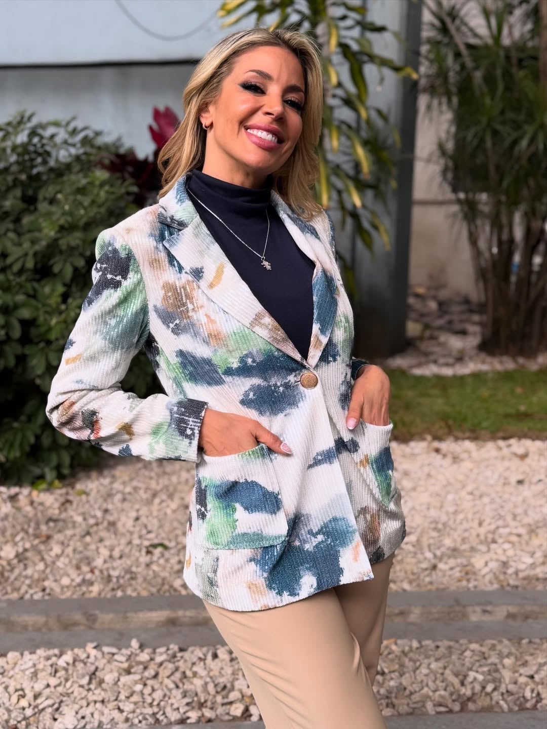 Virginia Gallardo dio cátedra de look de media estación con el blazer más buscado