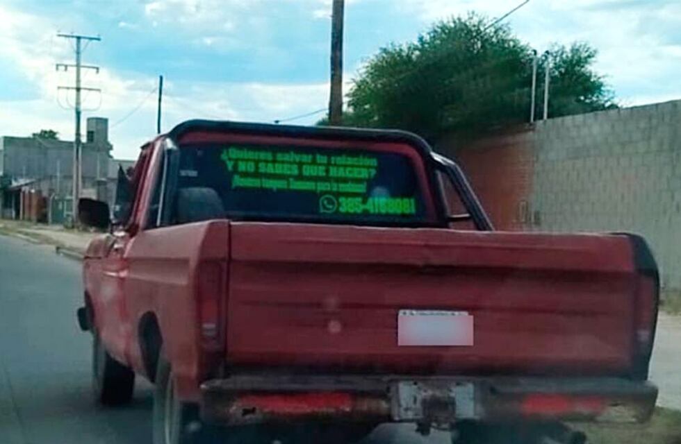 Viral: un santiagueño se pasea con su camioneta ofreciendo una divertida solución para quienes se separen