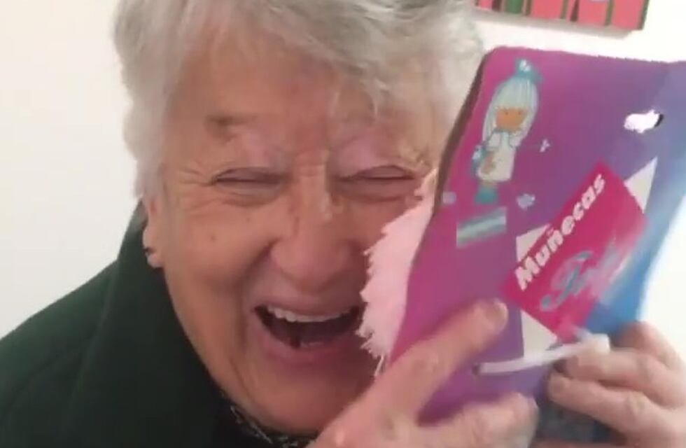 La cordobesa más tierna: le regaló una muñeca a su abuela y la emoción de la mujer se hizo viral