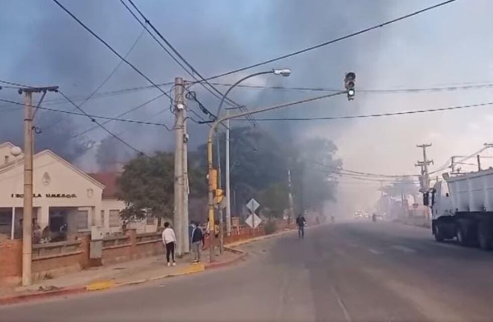 Barrio Guiñazú: se incendia un campo cercano a un jardín de infantes