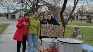 Una neuquina de 20 años tuvo un gran gesto solidario con sus vecinos de Centenario y les cocinó guiso a todos.