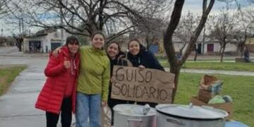 Una neuquina de 20 años tuvo un gran gesto solidario con sus vecinos de Centenario y les cocinó guiso a todos.