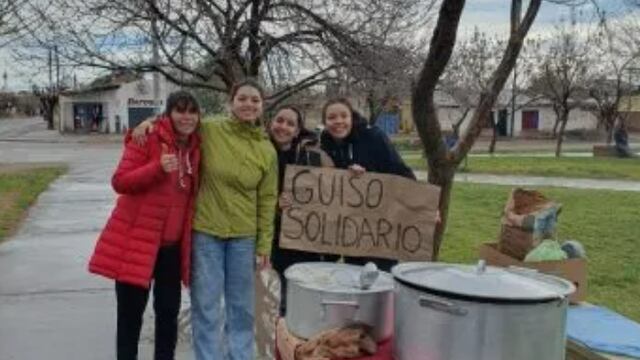 Una neuquina de 20 años tuvo un gran gesto solidario con sus vecinos de Centenario y les cocinó guiso a todos.