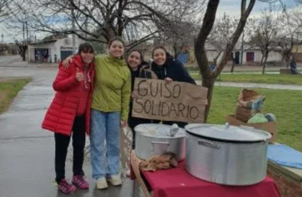 Una neuquina de 20 años tuvo un gran gesto solidario con sus vecinos de Centenario y les cocinó guiso a todos