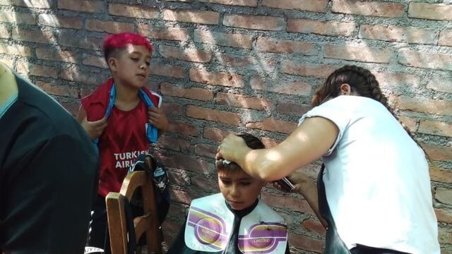 Los peluqueros en otra de sus campañas solidarias.
