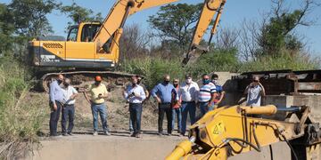 Perotti recorrió los trabajos de reacondicionamiento del Canal Vila Cululú y Cañada Sunchales