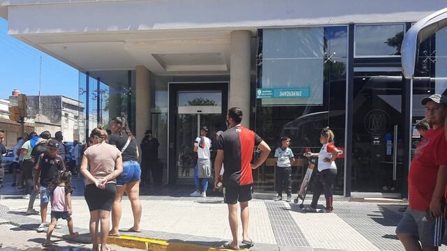 La hinchada de Colón, en Rafaela, al aguardo del plantel