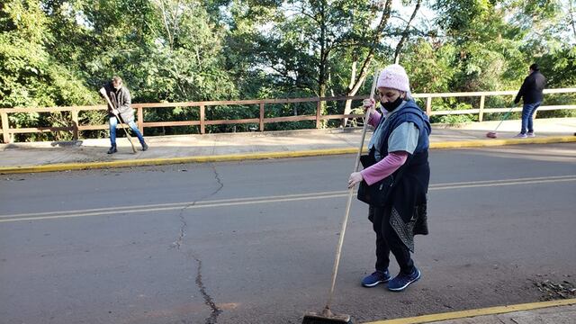 Realizan Operativos de Higiene Urbana en la Costanera de Puerto Iguazú.
