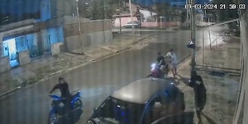 La agente de la Policía de la Ciudad estaba bajando de su auto cuando fue interceptada.