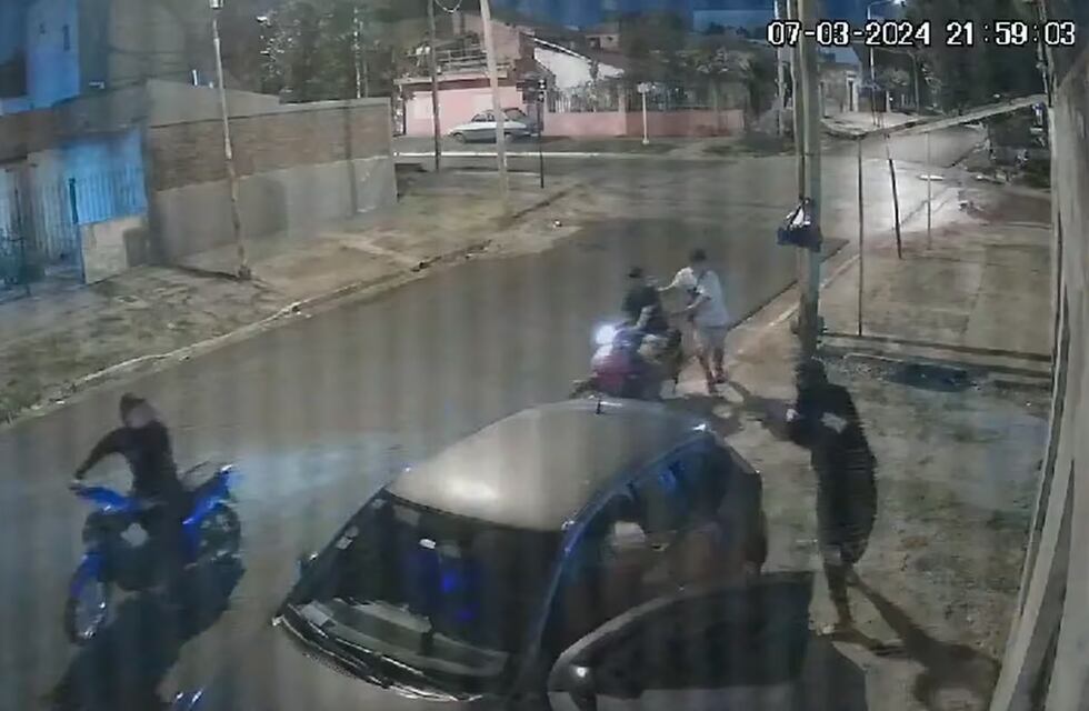 Delincuentes le dispararon en el pecho a una policía para robarle el auto en La Tablada