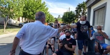 El intendente Caserio haciendo entrega de controles remotos a vecinos de un sector de Valle Hermoso. (Foto: Facebook / Municipalidad de Valle Hermoso).