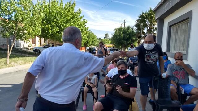 El intendente Caserio haciendo entrega de controles remotos a vecinos de un sector de Valle Hermoso. (Foto: Facebook / Municipalidad de Valle Hermoso).