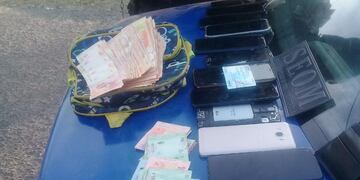 El dinero y los celulares incautados. (Policía)