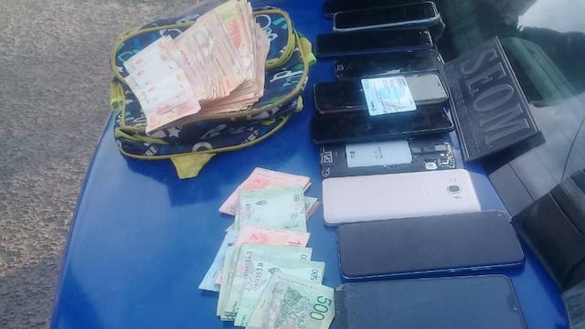 El dinero y los celulares incautados. (Policía)