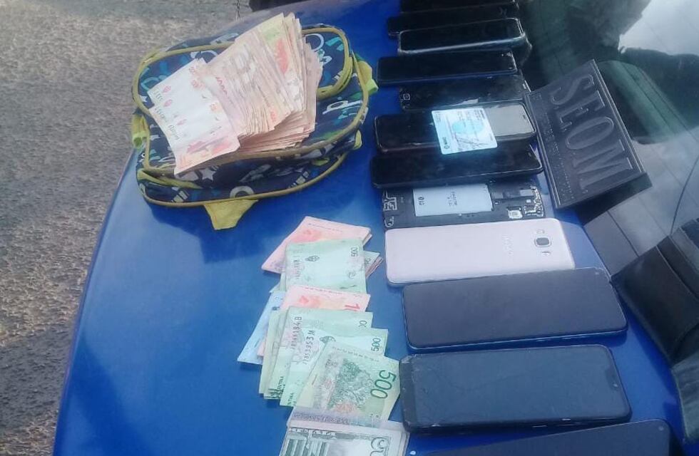 Cuatro personas detenidas, con 100 mil pesos y 14 celulares en Córdoba