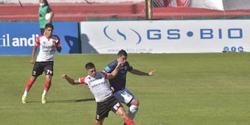 Con todo. Así se jugó en el Monumental de Alta Córdoba el Instituto-Gimnasia de Jujuy por la Primera Nacional. (Facundo Luque)