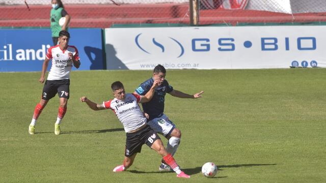 Con todo. Así se jugó en el Monumental de Alta Córdoba el Instituto-Gimnasia de Jujuy por la Primera Nacional. (Facundo Luque)