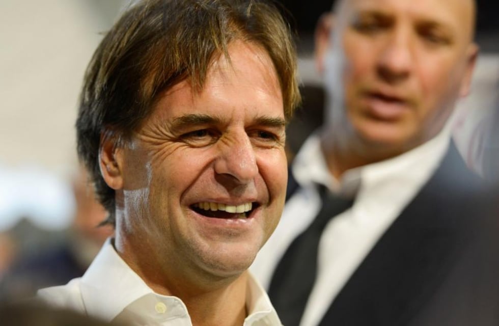 Multifacético: el presidente de Uruguay, Luis Lacalle Pou, fue fotografiado surfeando