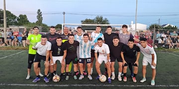futbolistas de Arroyito jugaron un partido a beneficio