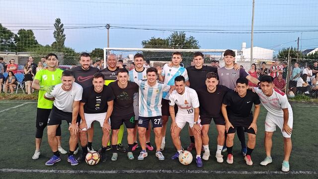 futbolistas de Arroyito jugaron un partido a beneficio