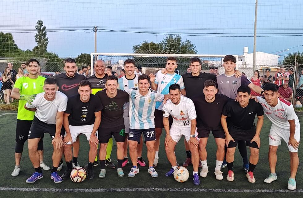 Mavilla, Schott, Abraham, Bersano, Dellarossa, Pérez García, Picco y otros futbolistas jugaron un partido a beneficio en Arroyito