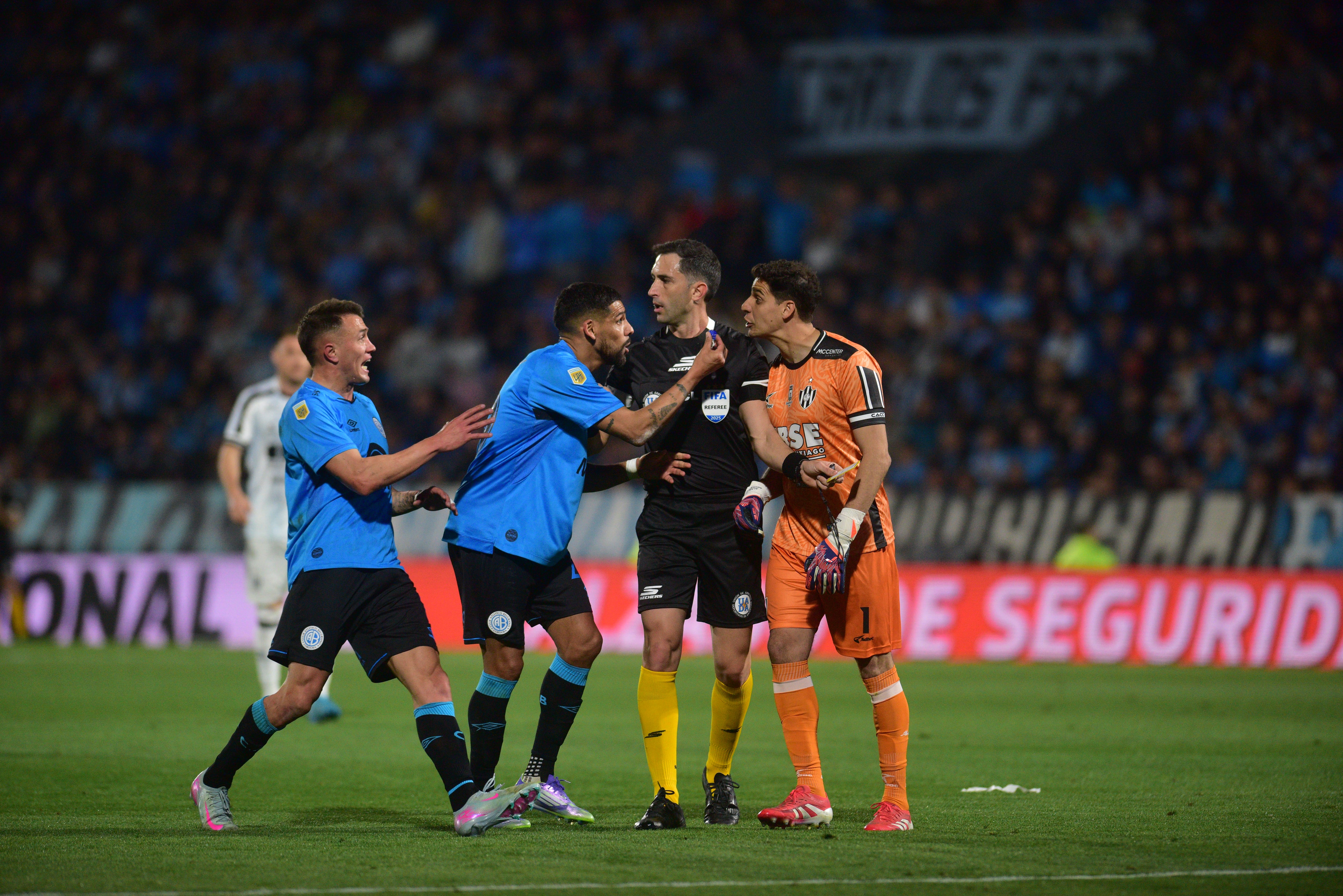 Lisandro López fue expulsado en el partido que Belgrano jugó ante Central Córdoba en el Gigante de Alberdi. (Pedro Castillo / La Voz)