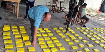 La Fiscalía Federal n° 2 de Tucumán ordenó exhibir los 150 ladrillos de cocaína incautados en la camioneta interceptada el 26 de enero de 2025.