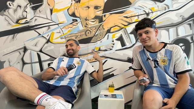 Darío, el peluquero tunuyanino que recrea el look del "Dibu" Martínez en la previa de los partidos de la Selección Argentina.