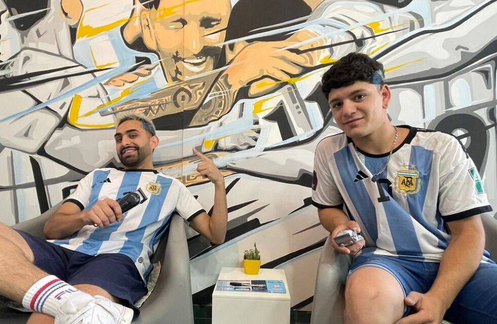 La historia de Darío, el peluquero mendocino que regala el corte del Dibu Martínez en los partidos de Argentina