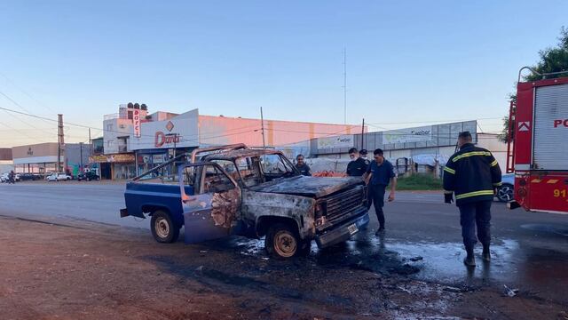 Una camioneta se prendió fuego con su conductor dentro.