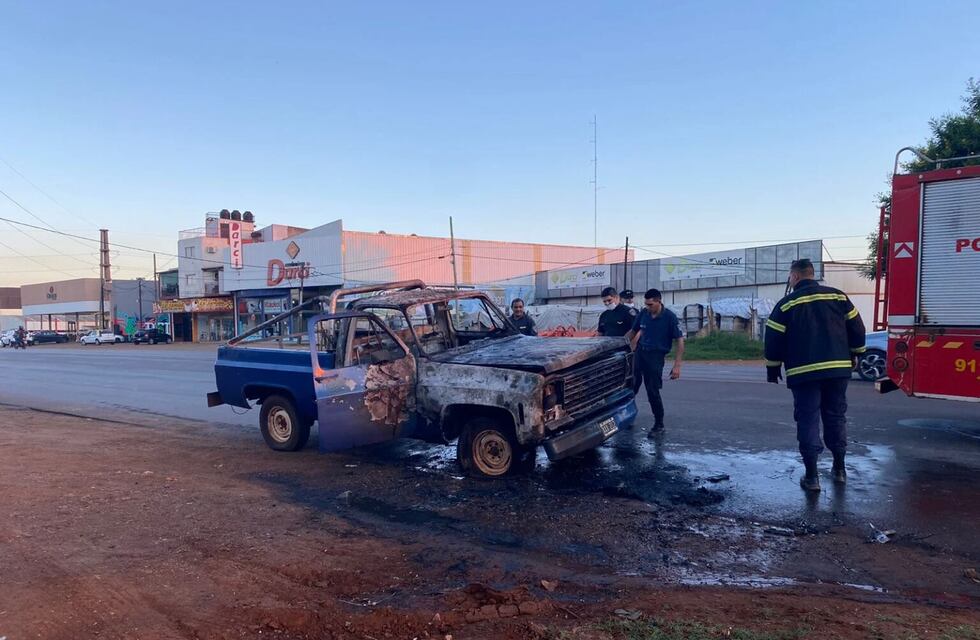 Una camioneta se prendió fuego con su conductor dentro