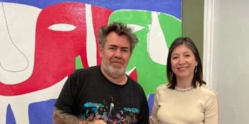 El artista plástico Milo Lockett pintó un mural en el Hospital de Puerto Esperanza.