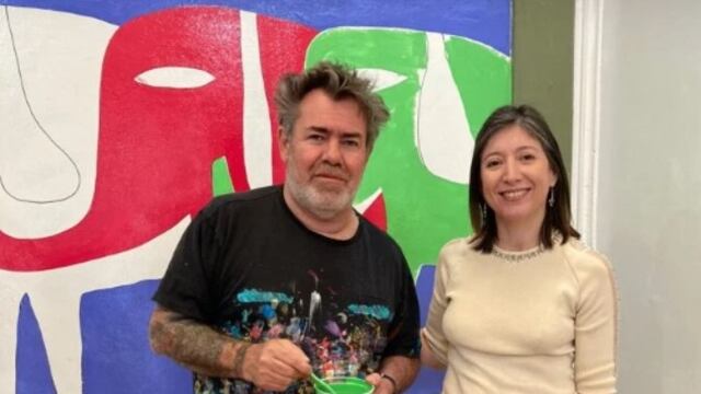 El artista plástico Milo Lockett pintó un mural en el Hospital de Puerto Esperanza.