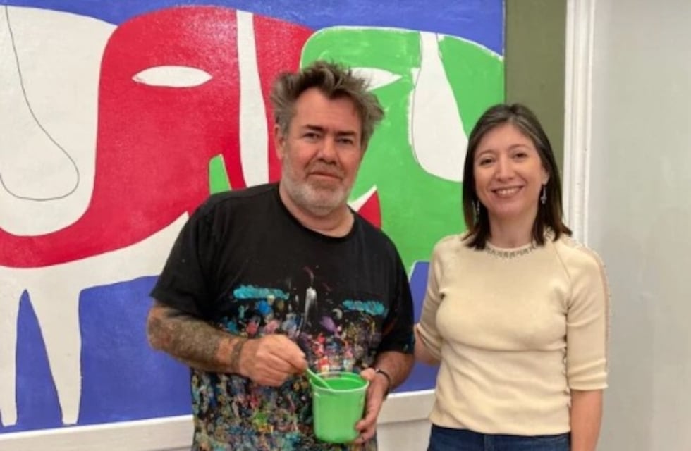 El artista plástico Milo Lockett pintó un mural en el Hospital de Puerto Esperanza