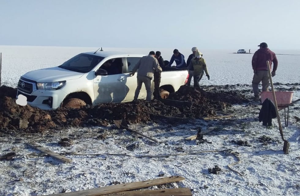 Tuvieron que rescatar a turistas que se empantanaron en las Salinas Grandes