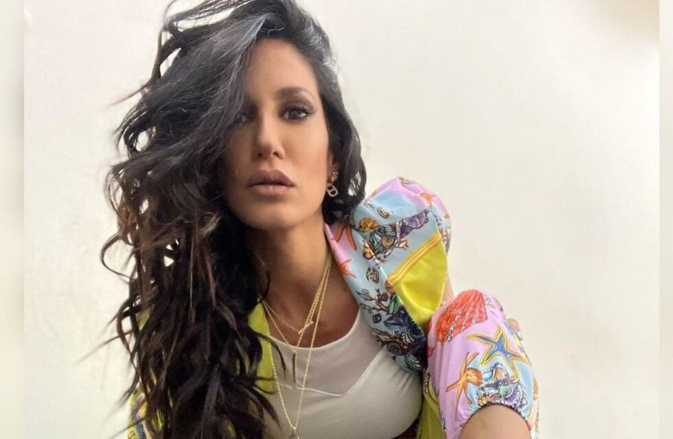 Silvina Escudero empezó el día con un conjunto de seda y sorprendió con un cambio cautivante