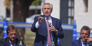 El presidente de la Nación Alberto Fernández junto al ministro de economía y el gobernador Rodolfo Suárez estuvieron presentes en la segunda llegada del tren de pasajeros a Palmira
Foto: Claudio Gutiérrez Los Andes