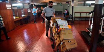 De mudanza. La semana pasada se inició el traslado del Registro Civil de la Capital a la nueva sede, ubicada en bulevar Chacabuco. (Pedro Castillo)