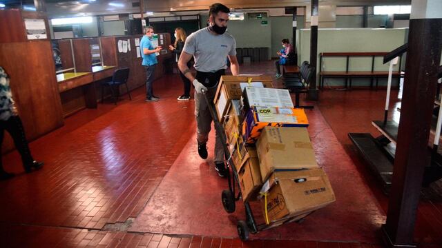 De mudanza. La semana pasada se inició el traslado del Registro Civil de la Capital a la nueva sede, ubicada en bulevar Chacabuco. (Pedro Castillo)