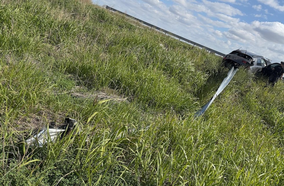 Dos fallecidos y un herido de consideración en un despiste en autopista 19 en cercanías de Arroyito