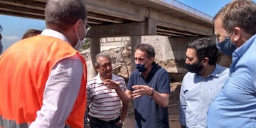 El ministro de Obras Públicas de la Nación, Gabriel Katopodis junto autoridades provinciales habla sobre los detalles del derrumbe del puente.