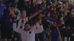 La gente de Talleres festejando el gol de Ramón Sosa ante Cobresal (Gentileza).