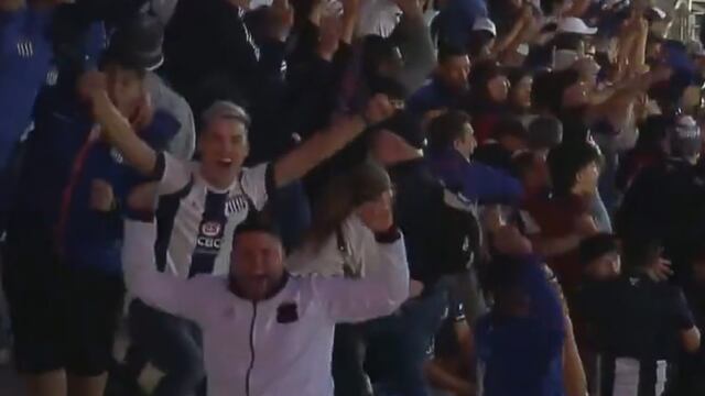 La gente de Talleres festejando el gol de Ramón Sosa ante Cobresal (Gentileza).