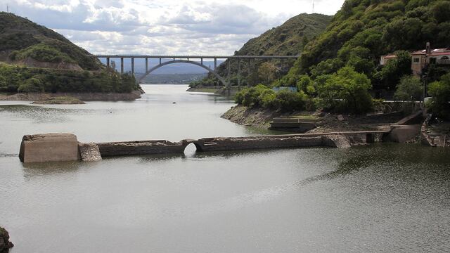 El lago San Roque y su dique subieron, pero continúan con un bajo nivel (La Voz - Yanina Aguirre).
