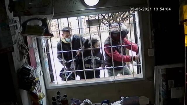 Inseguridad. Dos adolescentes fueron asaltadas el miércoles, cuando compraban en un quiosco antes de entrar al colegio (Captura El Doce).