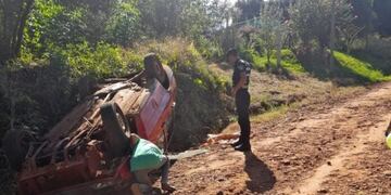 Despistó y terminó volcando su auto en Florentino Ameghino.