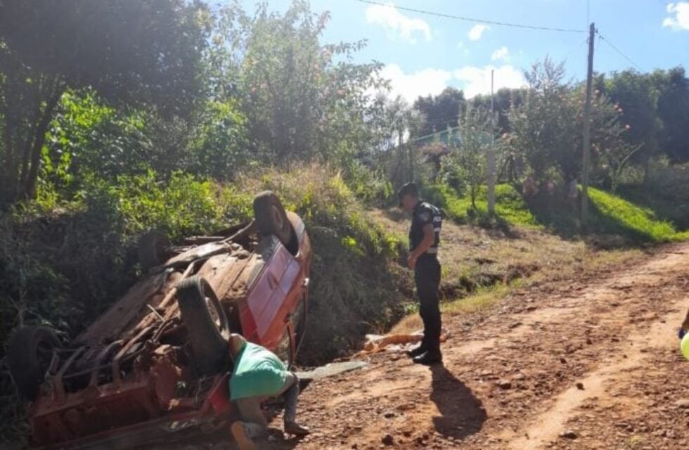 Despistó y terminó volcando su auto en Florentino Ameghino